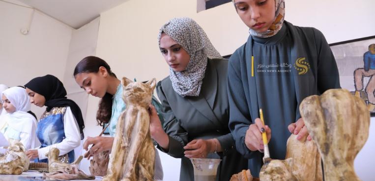 فتيات من مدينة خان يونس يبدعون في فن النحت بأشكال متنوعه بالصلصال