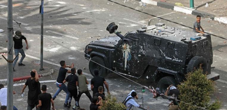 نابلس تشتعل.. اشتباكات بين شبان فلسطينيين وأجهزة السلطة على إثر اعتقال مطلوبين للاحتلال
