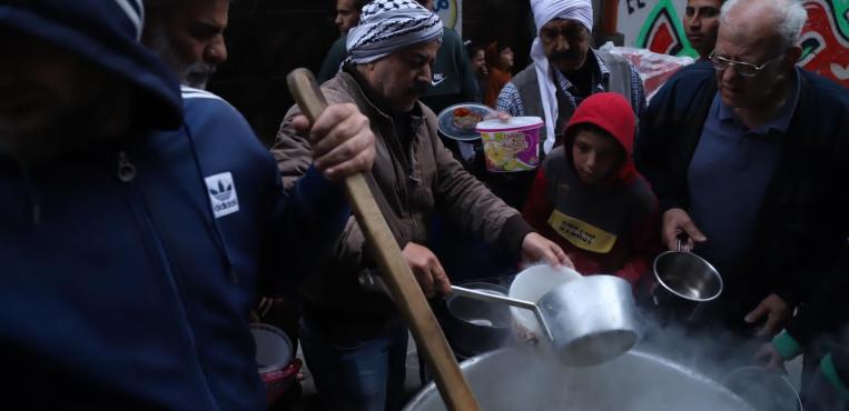 بمبادرة شخصية الحاج ابو يوسف من سكان حي الشجاعية  يقوم بتوزيع وجبة التكية ؛؛ منذ 8 سنوات على الاسر للافطار طوال شهر رمضان المبارك.