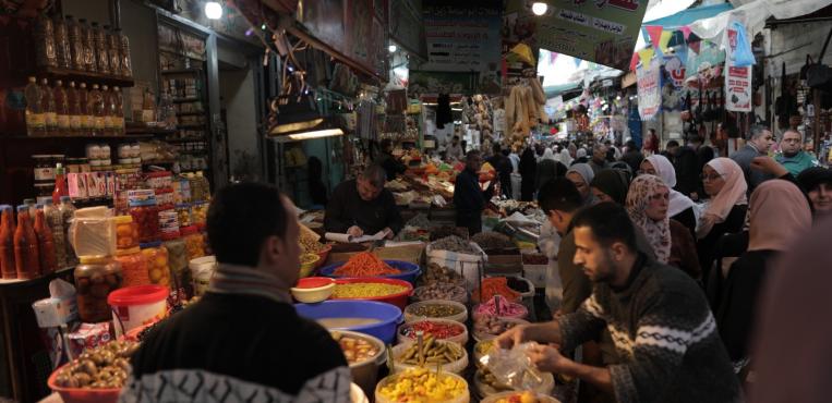 أجواء رمضان داخل سوق الزاوية في مدينة غزة