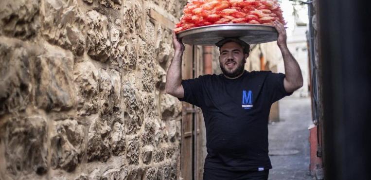 "المشبك" حلوى فلسطينية تملأ أسواق القدس العتيقة في ذكرى المولد النبوي الشريف
