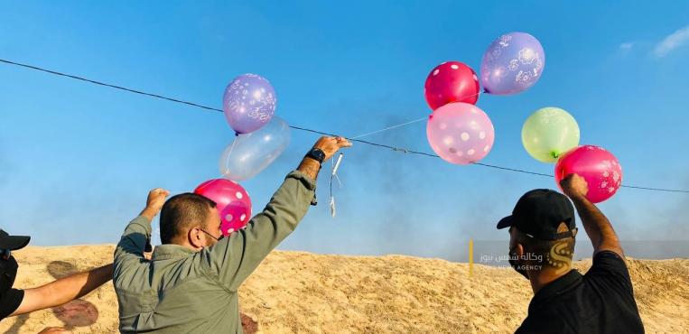بعدسة "شمس نيوز" إطلاق دفعات من البالونات الحارقة نحو مستوطنات غلاف غزة