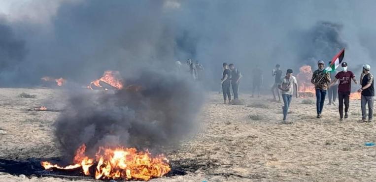الشباب الفلسطيني الثائر ينتفض قرب السياج الفاصل شرق قطاع غزة