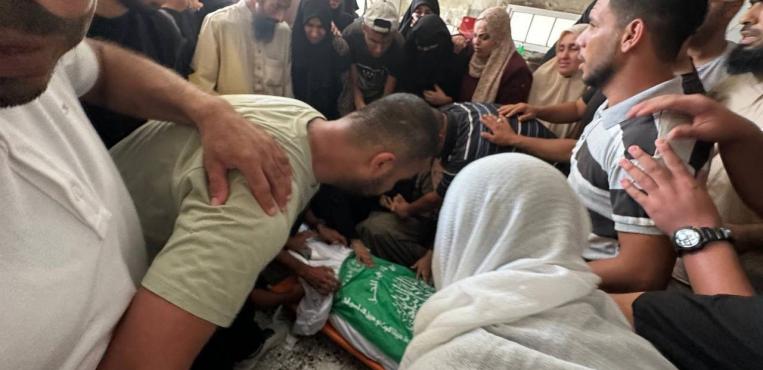 تشييع جثمان الشهيد رائد رمضان الذي ارتقى بانفجار قرب السياج الفاصل شرق غزة