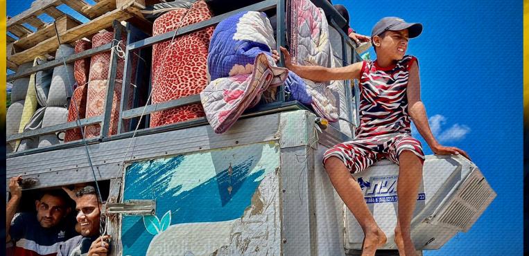 مشاهد من نزوح المواطنين من مدينة رفح تحت نيران الاحتلال الإسرائيلي إلى مناطق وسط قطاع غزة