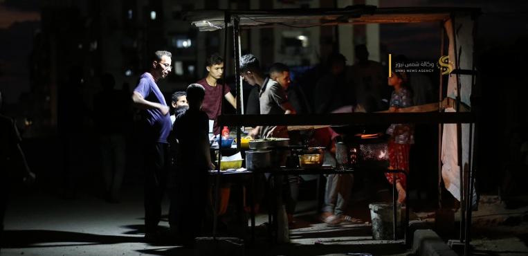 بعد عام على انقطاع الكهرباء.. نازحو غزة يلجأون لبدائل الطاقة الأخرى لشحن هواتفهم