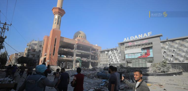 تدمير مسجد الفاروق في مخيم النصيرات بغارة إسرائيلية