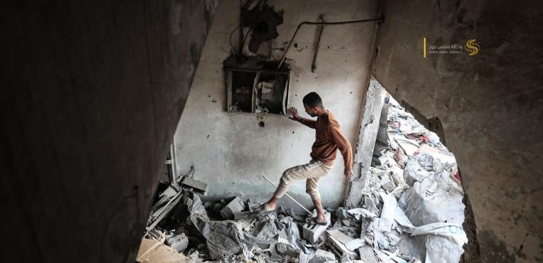 دمار واسع جراء استهداف الاحتلال مربعا سكينا في مخيم النصيرات وسط القطاع