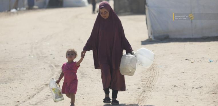 أزمة المياه في دير البلح.. نازحون يقفون امام طوابير طويلة لتعبئة المياه