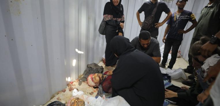 بألم وحزن.. مواطنون يُشيعون جثامين أبنائهم في مستشفى العودة وسط قطاع غزة