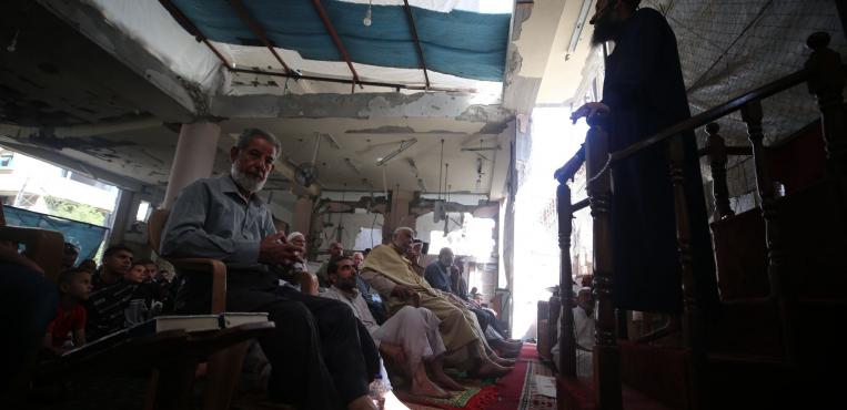 صلاة الجمعة على انقاض مسجد الفاروق جنوبي قطاع غزة