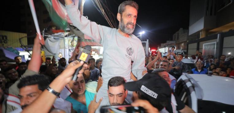 آلاف الأسرى الفلسطينيين يتنسمون عبير الحرية ضمن صفقة طوفان الأقصى