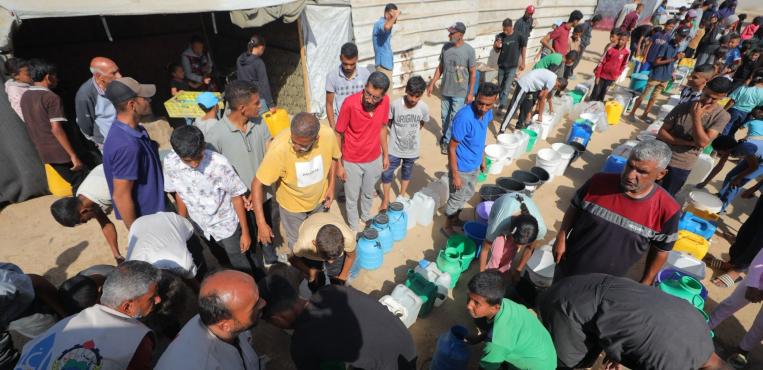 عطشٌ لا يهدأ.. أزمة مياه الشرب تفاقم معاناة النازحين في قطاع غزة