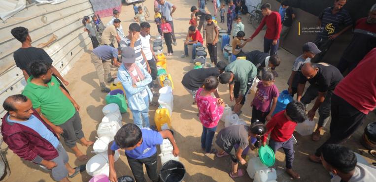 طوابير النازحين في غزة تبحث عن جرعة مياه وسط عطش شديد يضرب القطاع المحاصر