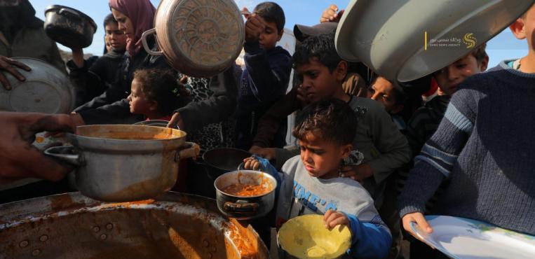 نازحون يحصلون على تكيات خيرية داخل مخيمات الإيواء