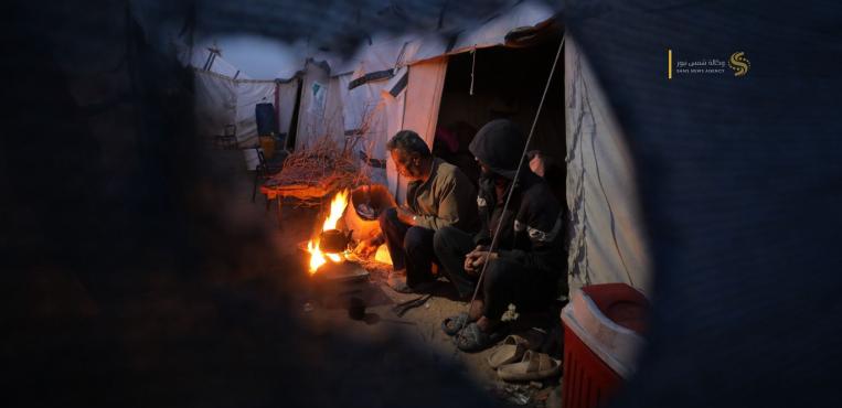 نازحون يشعلون النار أمام خيامهم في ظل عدم مصادر الطاقة والتدفئة
