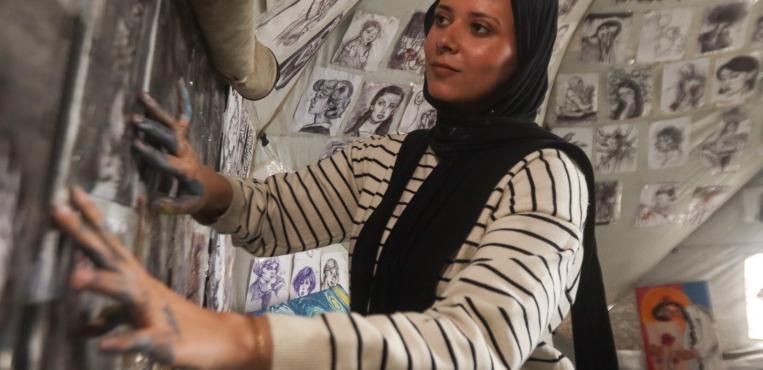 بشحبار الطنجرة.. فنانة فلسطينية تحوّل خيمتها في غزة إلى معرض فني يوثق صمودها