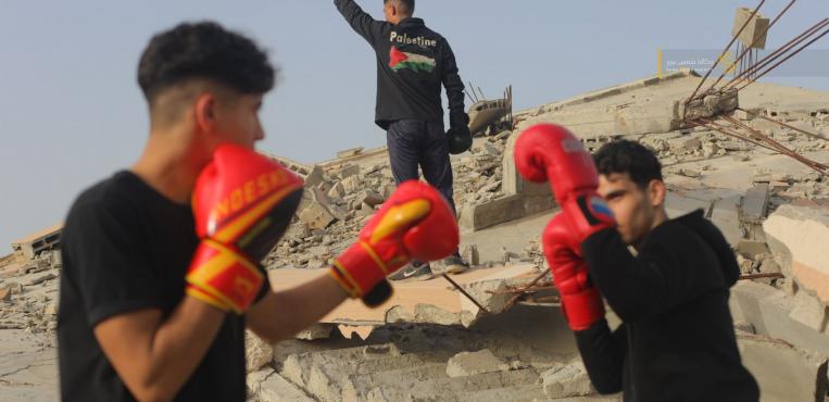 لاعبو رياضة الملاكمة (البوكس) يتدربون وسط الركام في مخيم البريج بغزة