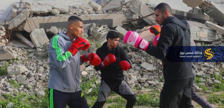 شبان فلسطينيون يمارسون رياضة الملاكمة بين أنقاض المباني المدمّرة في مدينة غزة