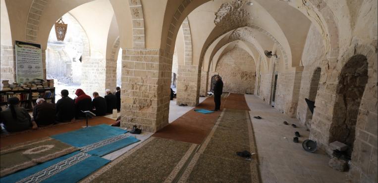 بين الركام وصوت الأذان.. المسجد العمري الكبير يعود للصلاة