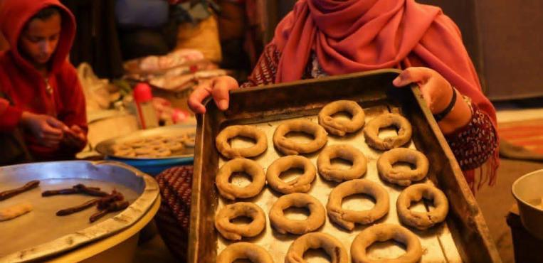 رغم القهر والمعاناة… نساء غزة يُحيين الفرح بكعك العيد