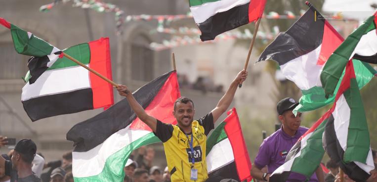 حشود جماهيرية غفيرة تشارك في عرس جماعي في غزة