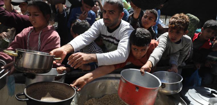 وجوه أنهكها الجو ع والتعب.. نازحون يتكدسون أمام التكية في مخيم النصيرات