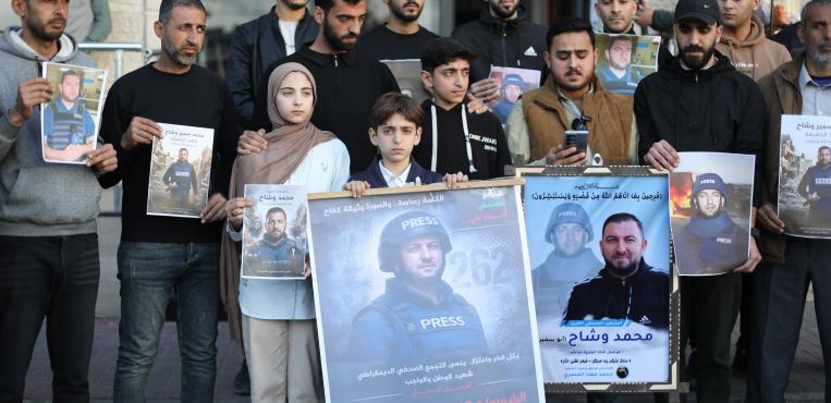 " صحفيو " ينظمون وقفة وفاءاً وتقديراً لمسيرته الإعلامية لشهيد الصحفي محمد وشاح