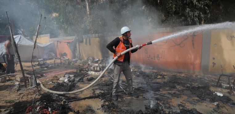 الإحتلال الإسرائيلي يستهدف خيمة تؤوي نازحين في مخيم النصيرات