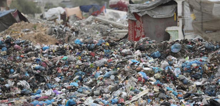 حياة النازحين بين القمامة والجرذان