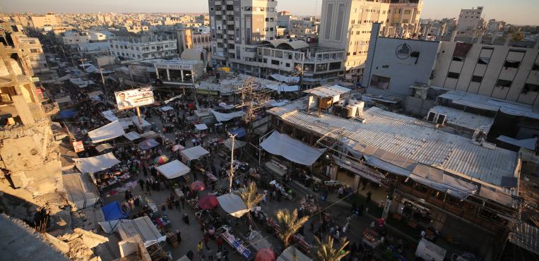 فلسطينيون يتسوقون في الأسواق الشعبية بمدينة غزة مع اقتراب حلول عيد الأضحى المبارك، وسط أوضاع إنسانية واقتصادية صعبة