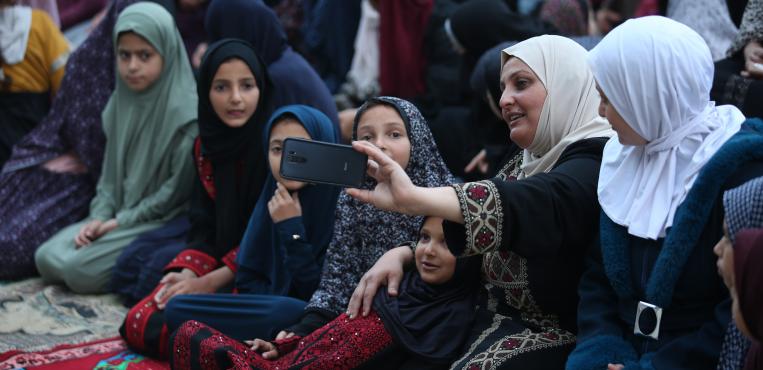 فلسطينيون يؤدون صلاة عيد الأضحى في العراء، في ظل تدمير المساجد واستمرار الظروف الإنسانية الصعبة التي يعيشها سكان قطاع غزة جراء الحرب