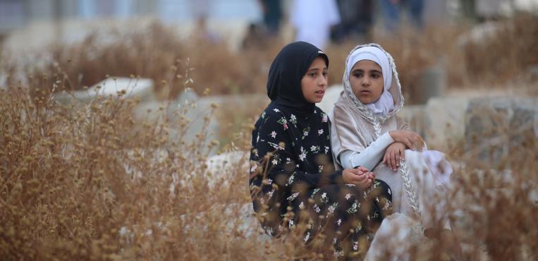 فلسطينيون يزورون قبور أقاربهم في أول أيام عيد الأضحى، لقراءة الفاتحة والدعاء لهم، وسط أجواء من الحزن التي تخيم على قطاع غزة جراء استمرار الحرب