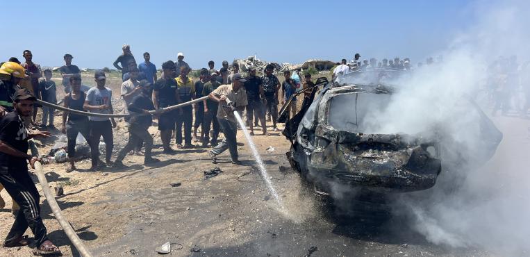 الطيران الإسرائيلي يستهدف سيارة مدنية في مخيم النصيرات