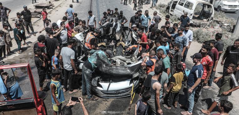 جيش الإحتلال يستهدف مركبة مدنية علي شارع صلاح الدين في مدينة دير البلح
