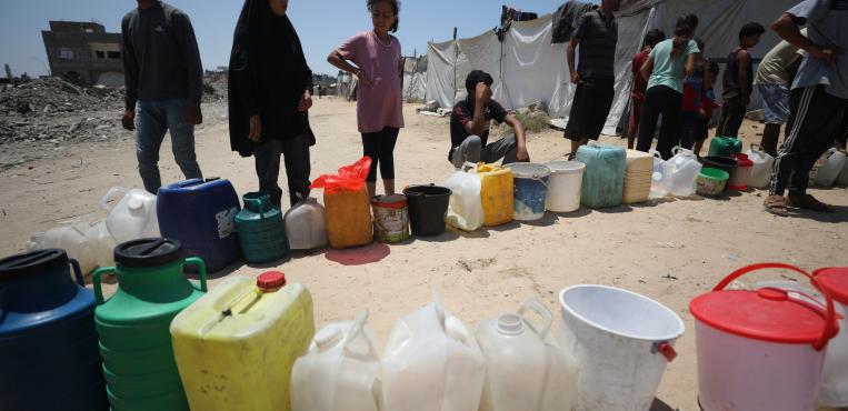 فلسطينيون يقفون أمام طوابير طويلة للحصول على مياه صالحة لشرب في ظل أشتداد درجات الحرارة