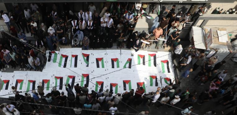 فلسطينيون يشيعون جثامين أبنائهم بعد إنتشالهم من تحت الأنقاض في مخيم النصيرات
