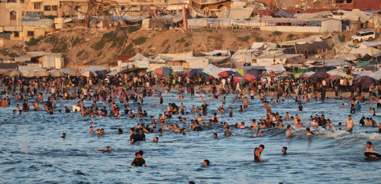 فلسطينيون يستجمون علي شاطئ بحر مدينة غزة