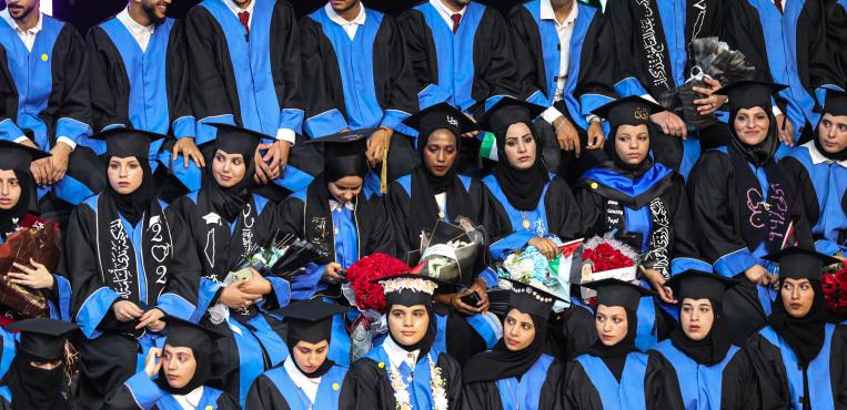 الكلية الجامعية " التطبيقية" تنظم حفل تخريج لطلاب بعد إنقطاع لمدة 3 سنوات بسبب الحرب