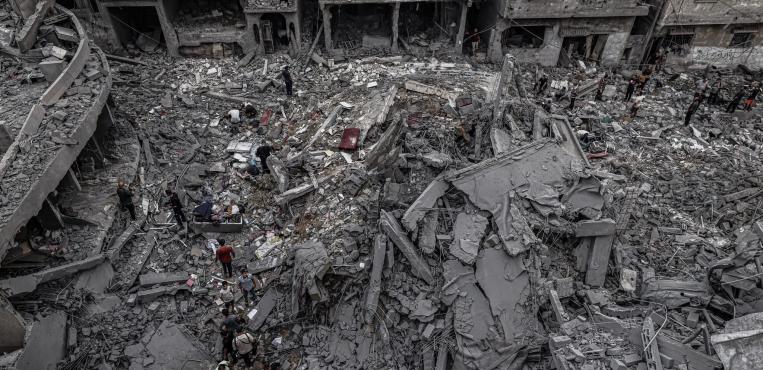 فلسطينيون يتفقدون أثار الدمار في منازلهم في مدينة غزة
