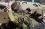 جندي إسرائيلي يرمي قنبلة.jpg