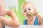 طفل ينظف أسنانه.jpg