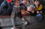 أطفال ينتظرون المساعدات في غزة.webp