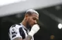 لاعب نيوكاسل جولينتون يشم رائحة بعض الأملاح قبل مباراة الدوري الإنجليزي الممتاز  ضد برايتون عام 2023