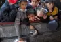 أطفال ينتظرون المساعدات في غزة.webp