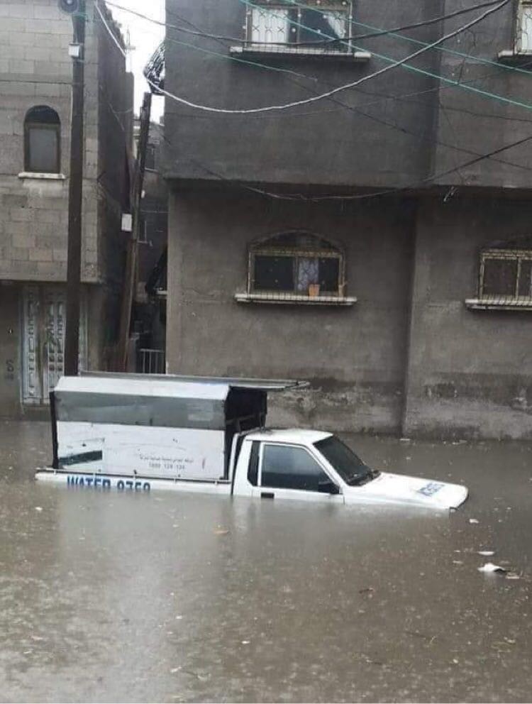 غرق سيارة في غزة.jpg