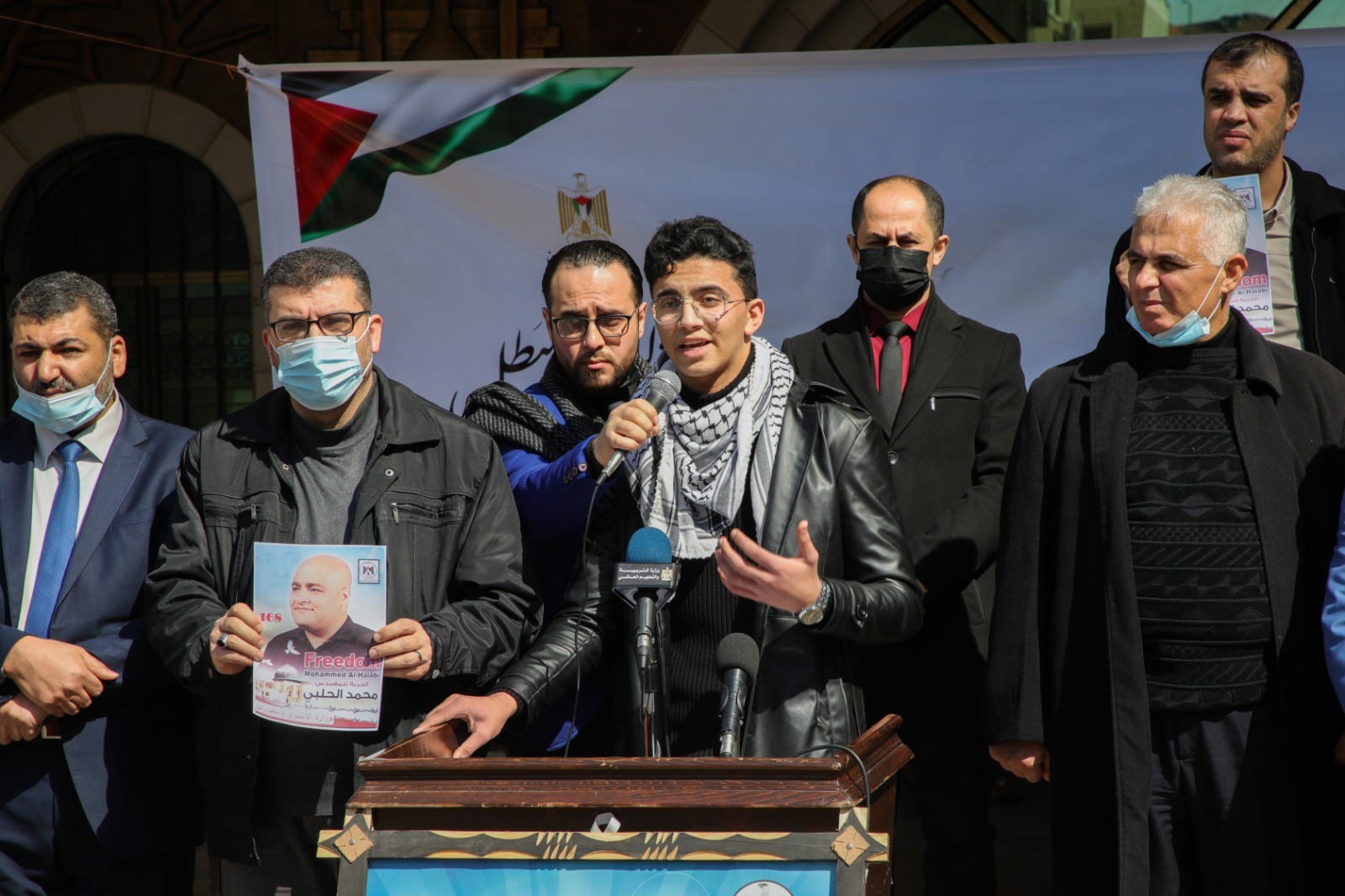 التعليم تنظم وقفة تضامنية مع الأسير محمد الحلبي.jpg