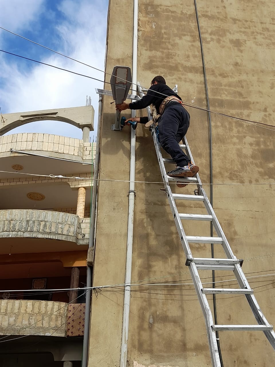 شروع الانارة في المخيمات.jpg