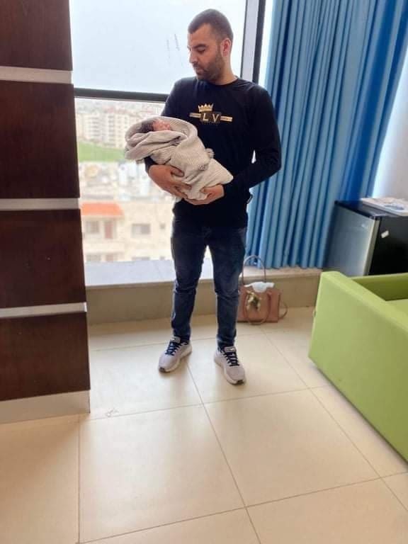 شاب يطق على طفله اسم رعد.jpg