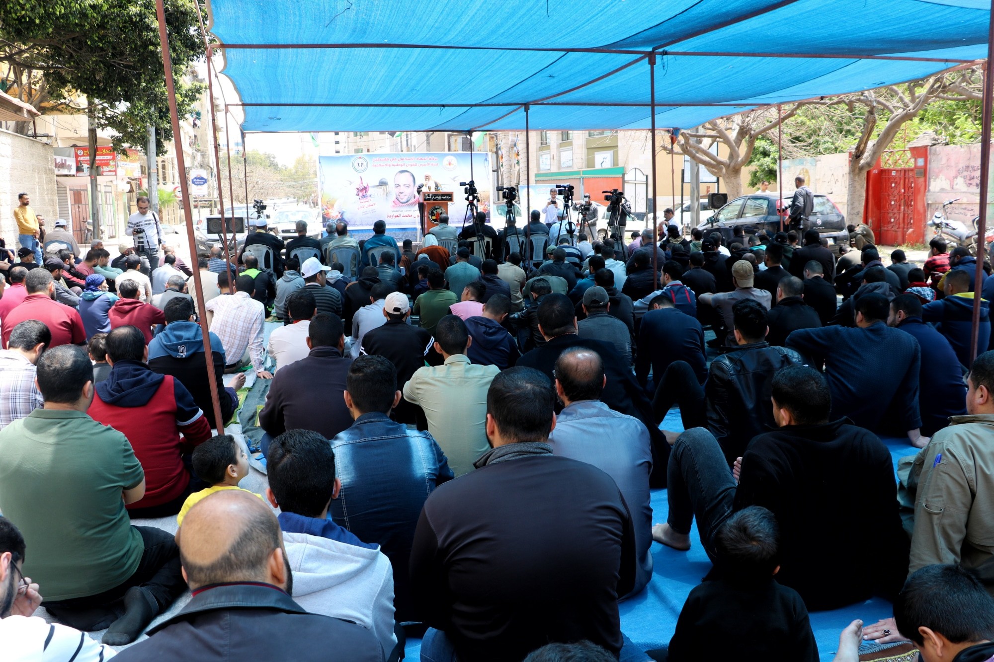 صلاة الجمعة في الصليب الأحمر 3.jpg